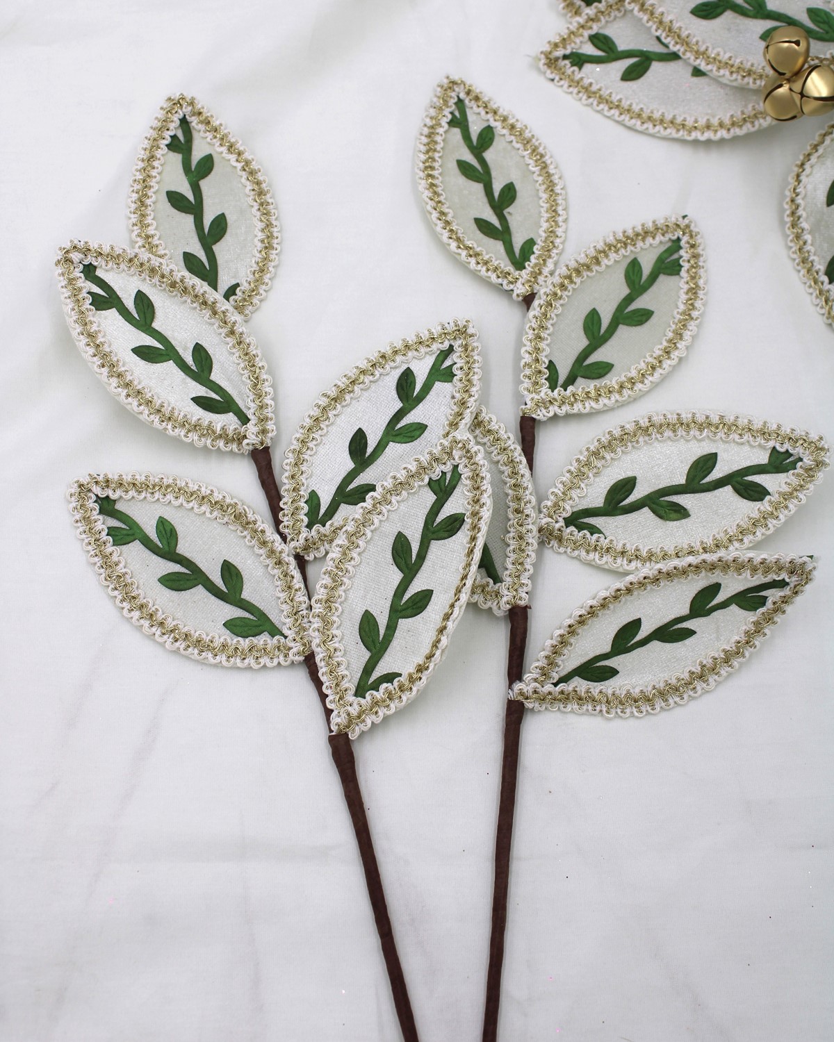 21" Leaf Stem, Ivory w/ Green Vines Gold Trim CM1105