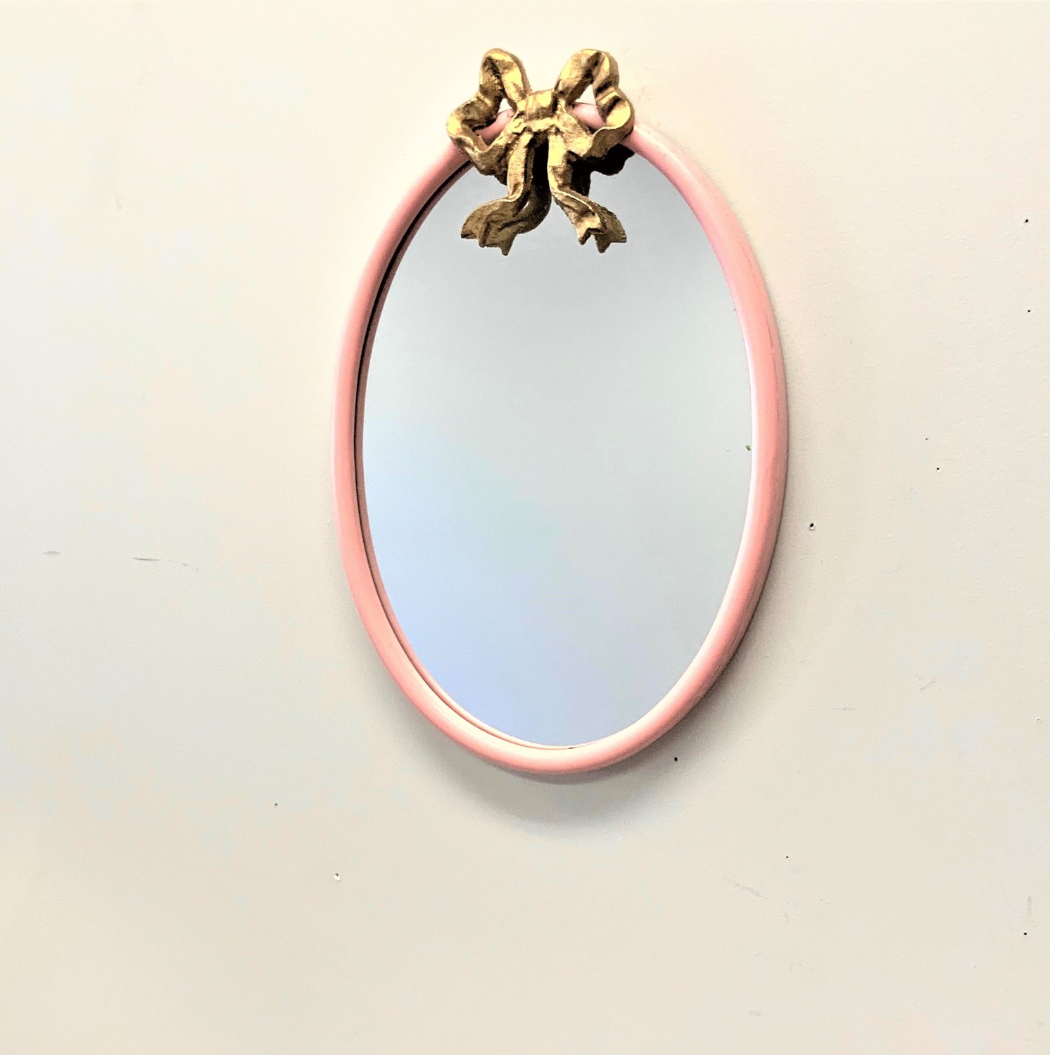 10x1.4x15" Oval Pink Mirror with Iron Bow HD7153
